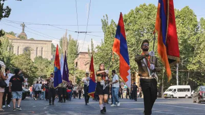 Համա-ՀՄԸՄ-ական Բանակումի Մասնակիցները Կը Տողանցեն Երեւանի Մէջ Եւ Յարգանքի Տուրք Կ՛ընծայեն Եռաբլուրի Ու Ծիծեռնակաբերդի Մէջ