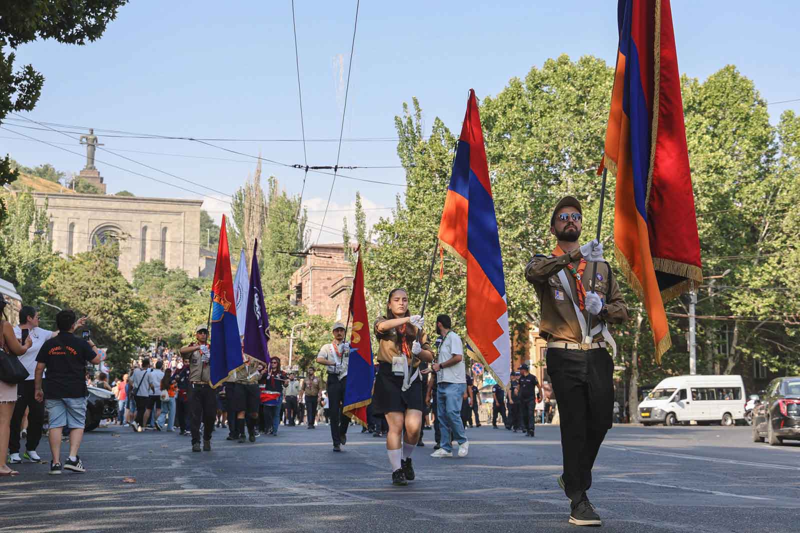 Համա-ՀՄԸՄ-ական Բանակումի Մասնակիցները Կը Տողանցեն Երեւանի Մէջ Եւ Յարգանքի Տուրք Կ՛ընծայեն Եռաբլուրի Ու Ծիծեռնակաբերդի Մէջ